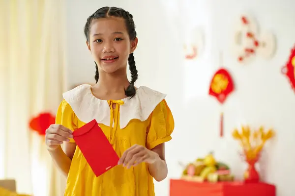 Retrato Vietnamita Adolescente Segurando Vermelho Sorte Dinheiro Envelope — Fotografia de Stock