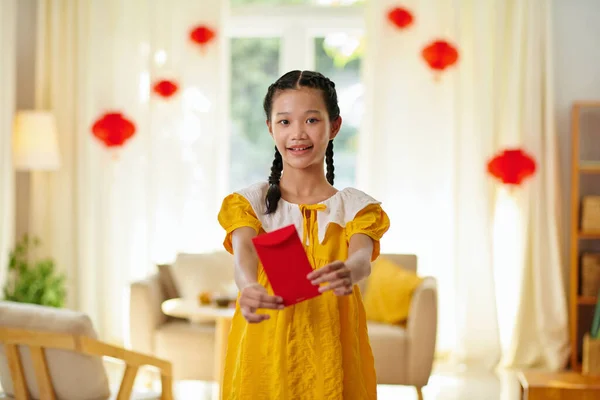 喜庆的女孩送红包作为过年礼物 — 图库照片