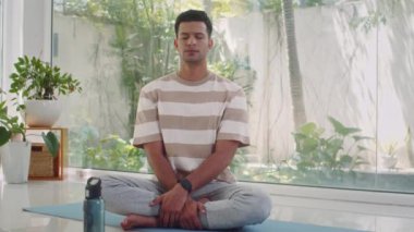 Evde yerde yoga yaparken orta boy rahatlama sporcusu pozisyonu çalışması.