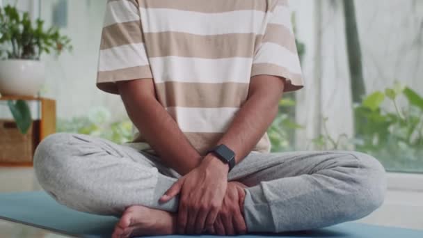Luta Upp Porträtt Glad Indisk Man Utövar Yoga Tittar Kameran — Stockvideo