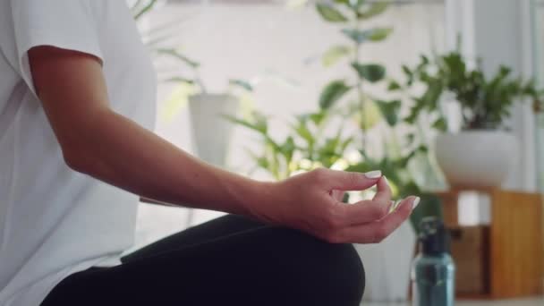 Aufgedrehte Aufnahme Einer Entspannten Sportlerin Die Atemmeditation Praktiziert Während Sie — Stockvideo