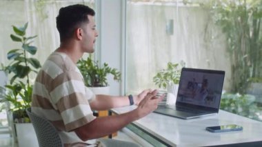 Genç Hintli adamın kadın doktoru arayıp stres yönetimi ya da uyku kalitesiyle ilgili sorular sorması evde çayla dizüstü bilgisayarın önünde oturması.