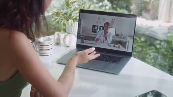Przycięte Ujęcie Kobiety Dzwoniącej Pracownika Medycznego Wideo Pomocą Laptopa Omawiającej — Wideo stockowe