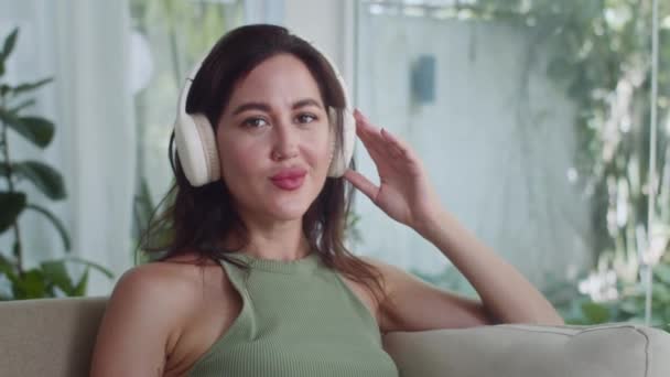 Retrato Chica Alegre Escuchando Música Auriculares Mientras Descansa Sofá Mirando — Vídeo de stock