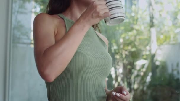 Tilt Slowmo Von Fröhlichen Kaukasischen Frau Kaffee Trinken Aus Becher — Stockvideo