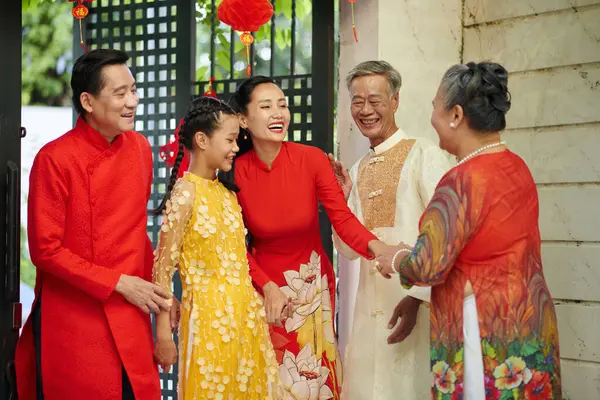 Happy Family Visiting Grandparents Lunar New Year Celebration — Stock Photo, Image