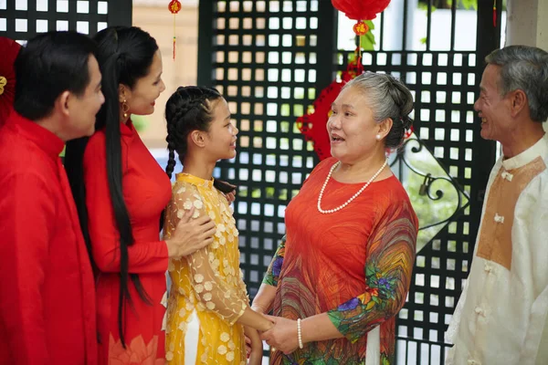 Grandparents Greeting Adult Children Granddaughter Visiting Tet Celebration — Stock Photo, Image