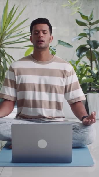 Vertical Del Hombre Indio Meditando Pose Loto Suelo Frente Computadora — Vídeo de stock