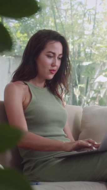 Verticale Giovane Imprenditrice Caucasica Che Lavora Laptop Mentre Siede Sul — Video Stock