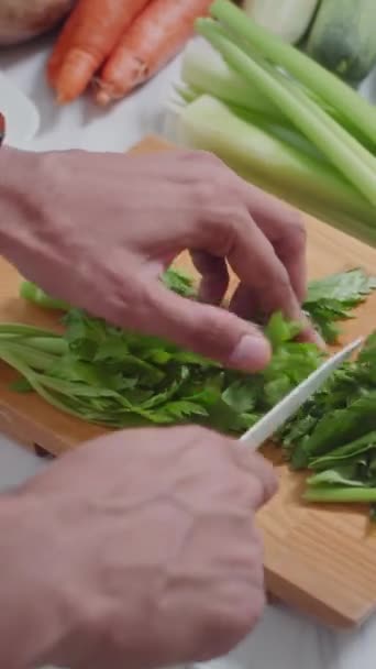 Verticale Mani Prezzemolo Taglio Cuoco Irriconoscibile Mentre Prepara Insalata Colazione — Video Stock