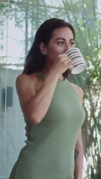 Vertikální Atraktivní Žena Pije Bylinný Čaj Poháru Těší Víkend Doma — Stock video