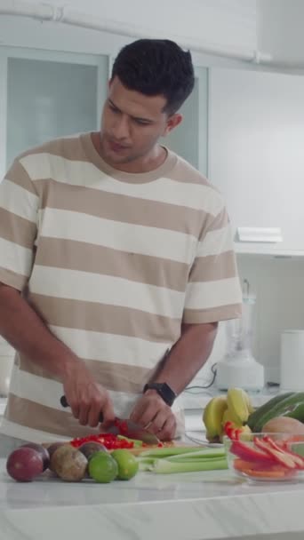 Κάθετη Της Ινδίας Άνθρωπος Κάνοντας Σαλάτα Λαχανικών Κοιτάζοντας Συνταγή Ψηφιακή — Αρχείο Βίντεο