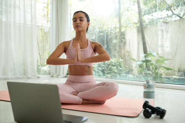 Junge Frau Meditiert Vor Geöffnetem Laptop — Stockfoto
