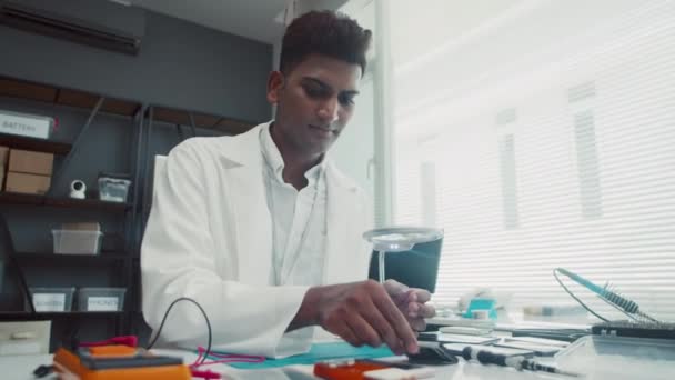Tiro Médio Engenheiro Masculino Indiano Casaco Branco Usando Lupa Reparar — Vídeo de Stock