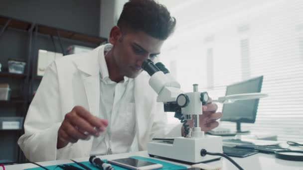 Cep Telefonundaki Bozuk Ayrıntıları Düzeltirken Mikroskop Kullanan Beyaz Işçi Erkek — Stok video