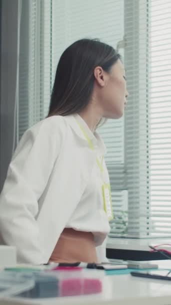 Vertical Femme Spécialiste Blanc Labcoat Réparation Téléphone Portable Table Travail — Video