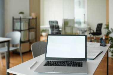 Başlangıçta ofis masasında boş ekranla açılan dizüstü bilgisayar