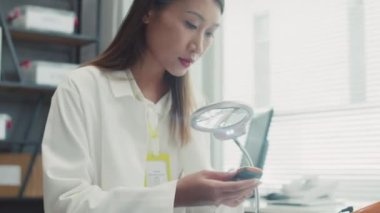 Kameraya bakan beyaz önlüklü kadın cep telefonu servis merkezinin portresini kaldır.