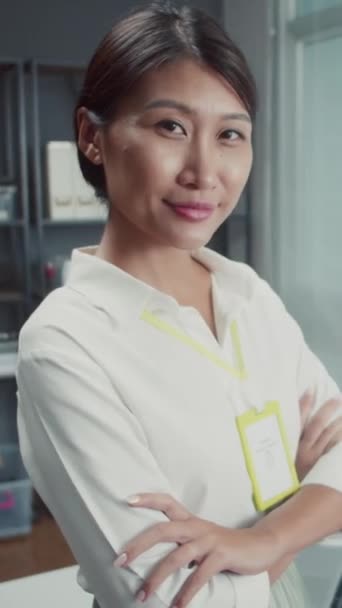 Ofiste Kameraya Bakan Gülümseyen Kadın Müşteri Hizmetleri Müdürünün Dikey Portresi — Stok video