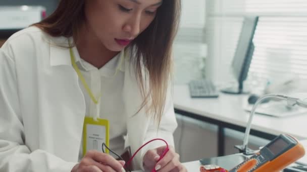 Kadın Teknisyenin Servis Merkezinde Çalışan Çoklu Metre Ile Bozuk Sabit — Stok video