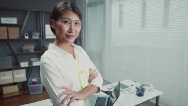 Portret Van Vrolijke Vrouwelijke Service Center Manager Kijkend Naar Camera — Stockvideo