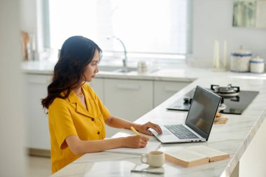 Webinar 'ı izleyen ve planlamacı olarak yazan üniversite öğrencisi