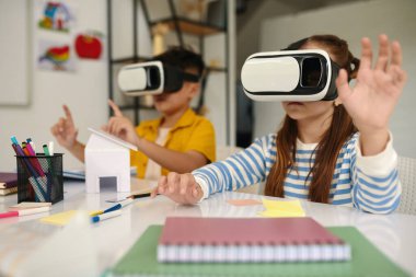 VR gözlüklü çocuklar yenilenebilir enerji üzerine eğitim videosu izliyorlar