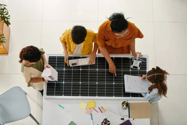 Lärare Och Skolbarn Diskuterar Solenergi Och Hållbart Boende Ovanifrån — Stockfoto
