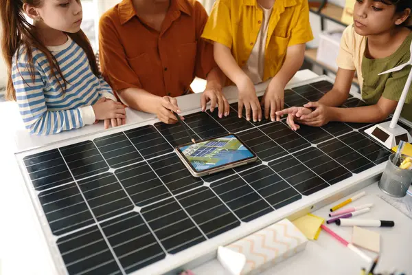 太陽光発電と再生可能エネルギーについて子供たちと話す教師 — ストック写真