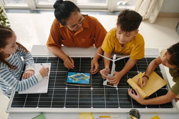 クラスの先生と再生可能エネルギー源について話し合う遺伝子アルファの子供たち — ストック写真