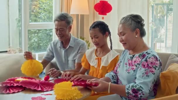 Plan Moyen Adolescente Asiatique Ses Grands Parents Assis Table Lors — Video