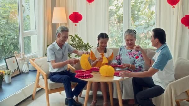 Ampla Foto Família Multi Geracional Preparando Decorações Para Celebração Tet — Vídeo de Stock