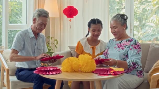 Medio Tiro Los Abuelos Muchacha Adolescente Asiática Haciendo Decoraciones Las — Vídeo de stock