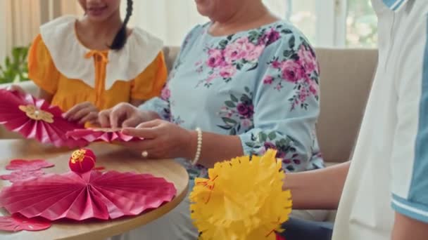 Naklonit Záběr Seniorské Babičky Připravuje Tet Dekorace Vnučkou Slaví Doma — Stock video