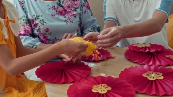 Schräge Aufnahme Vietnamesischer Familienmitglieder Die Gelbe Und Rote Papierdekorationen Zum — Stockvideo