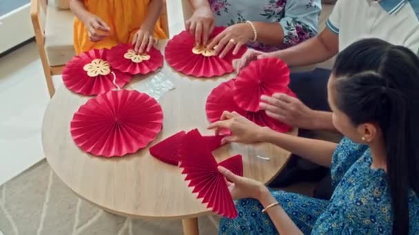 Yuvarlak Masa Üzerinde Kırmızı Kağıt Süslemeleri Yapan Tet Kutlamasına Hazırlanan — Stok video