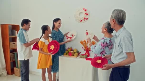 Larga Oportunidad Feliz Familia Asiática Decorando Pared Blanca Mientras Celebran — Vídeo de stock