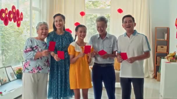 Среднедлинный Портрет Вьетнамской Семьи Показывающий Счастливые Красные Конверты Камеру Время — стоковое видео