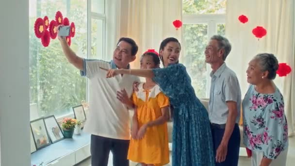 Longo Tiro Grande Família Vietnamita Multi Geracional Reunindo Sala Estar — Vídeo de Stock
