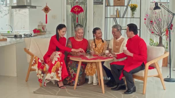 Lange Aufnahme Einer Vietnamesischen Mehrgenerationenfamilie Die Kalligraphie Während Der Tet — Stockvideo