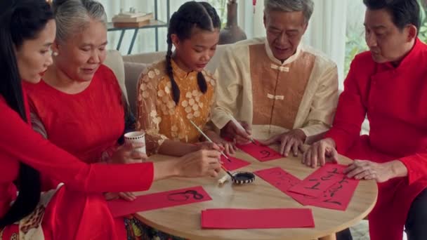 Plan Moyen Famille Vietnamienne Enseignant Calligraphie Traditionnelle Adolescente Pendant Célébration — Video