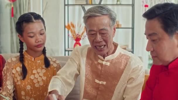 Наклоните Снимок Большой Счастливой Вьетнамской Семьи Практикующей Каллиграфию Красной Бумаге — стоковое видео