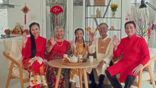 身着传统服装的亚洲世世代代大家族的画像 一边挥手拍照 一边聚集在一起庆祝泰特节 — 图库视频影像