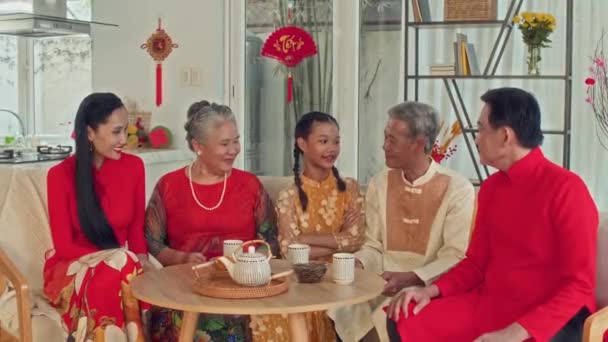 Largo Tiro Medio Familia Multi Generacional Vietnamita Dando Sobres Rojos — Vídeo de stock
