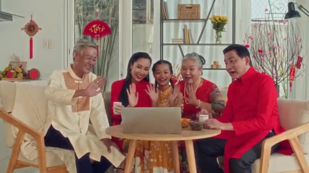 Mediana Largo Tiro Gran Familia Asiática Ropa Tradicional Sentado Frente — Vídeo de stock