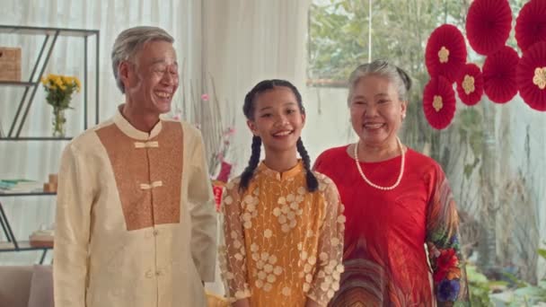 Portrait Moyen Grands Parents Vietnamiens Âgés Câlinant Leur Petite Fille — Video