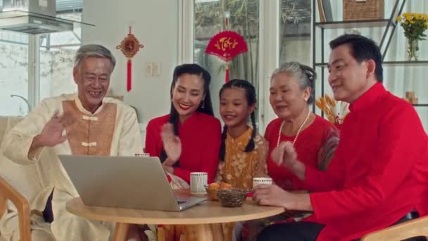 Средний Снимок Счастливой Вьетнамской Семьи Празднующей Тет Родственниками Помощью Беспроводного — стоковое видео