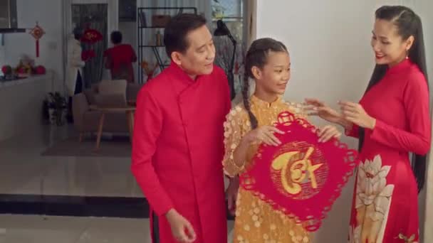 Naklonit Záběr Vietnamských Rodičů Zdobí Doma Dospívající Dívkou Během Oslavy — Stock video