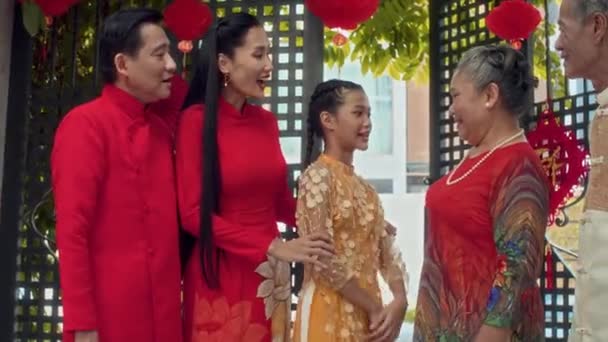 テトのお祝いのために集うとき 伝統的な衣服でお互いに挨拶する多世代のアジアの家族のパンショット — ストック動画