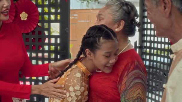 Середній Повільний Знімок Єтнамської Дівчини Приборкає Старшу Бабусю Збираючись Святкування — стокове відео
